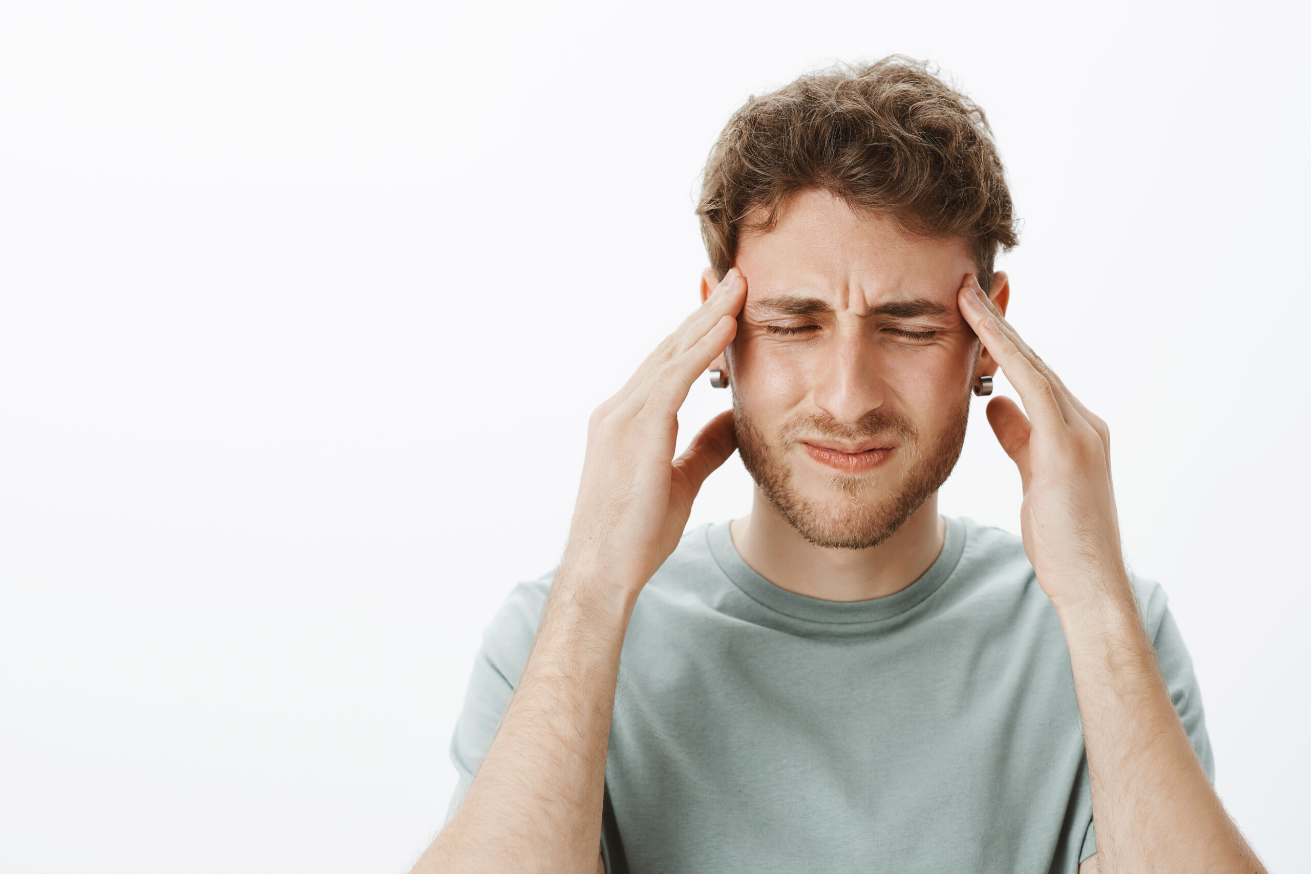 Photo démontrant une personne ayant la migraine
