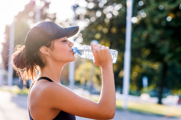 Photo d'une sportive qui boit de l'eau
