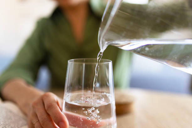 Boire de l'eau dans un verre