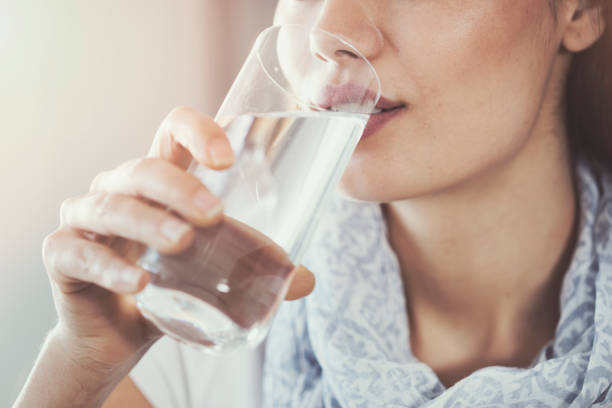 Photo d'une femme en train de boire de l'eau